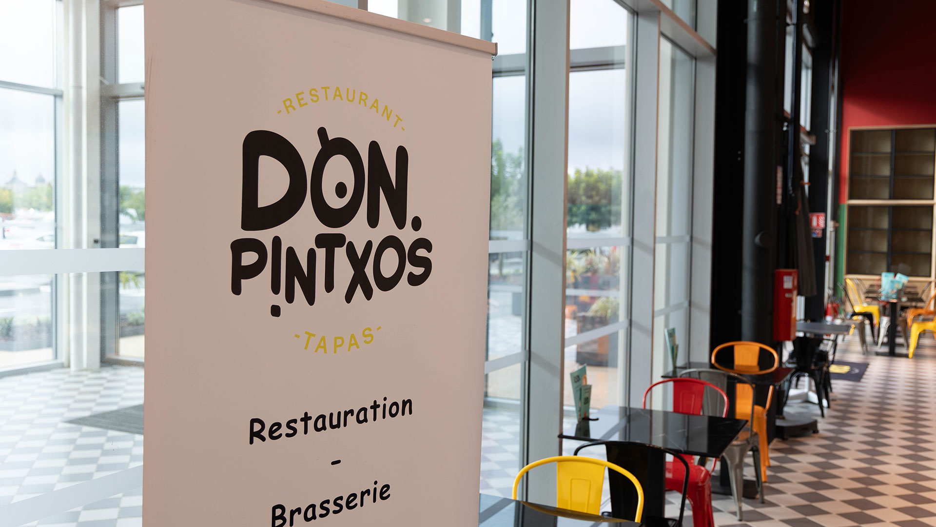 Pour répondre à ce besoin, nous avons développé une identité graphique complète pour Don Pintxos, incluant la création du logo, des codes couleur, de la typographie et d’une mascotte originale reflétant l’esprit convivial et dynamique du bar-restaurant tapas.