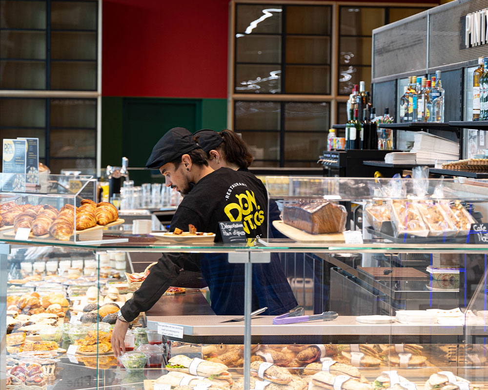 Pour répondre à ce besoin, nous avons développé une identité graphique complète pour Don Pintxos, incluant la création du logo, des codes couleur, de la typographie et d’une mascotte originale reflétant l’esprit convivial et dynamique du bar-restaurant tapas.